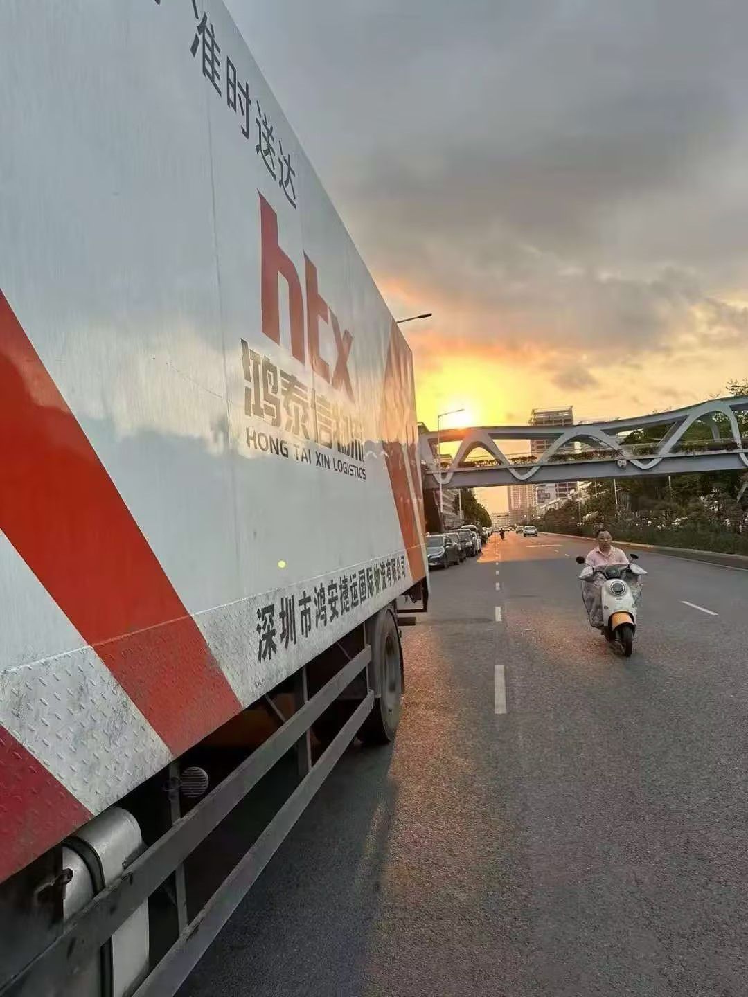 鴻泰信中港物流車