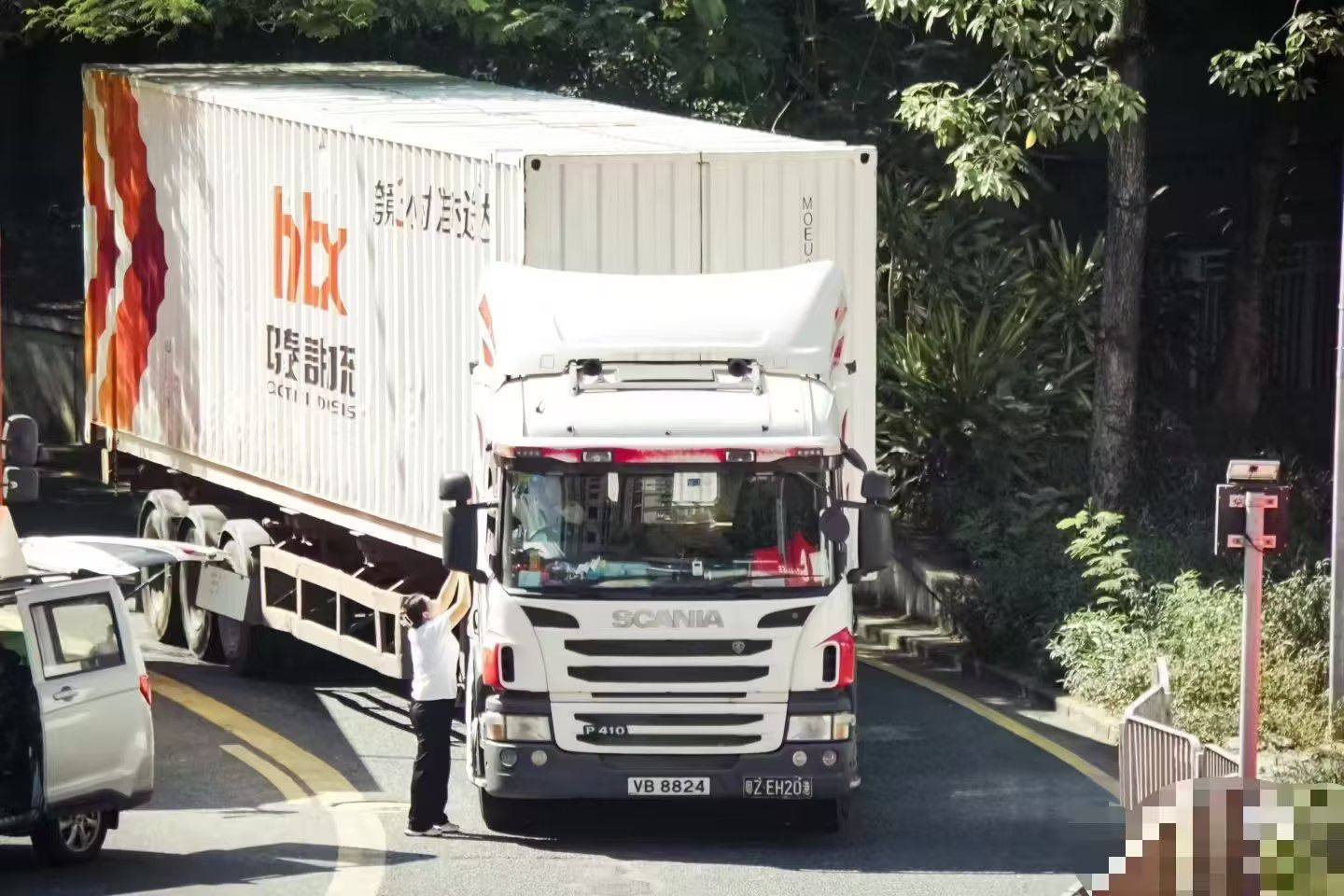 鴻泰信中港物流車隊(duì)