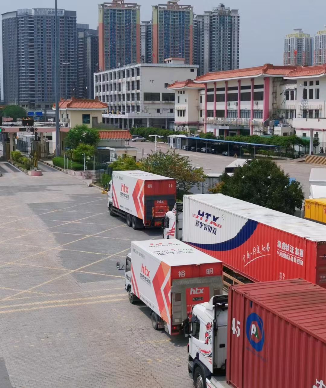 鴻泰信中港物流車(chē)隊(duì)